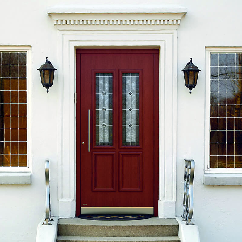 Puerta de entrada roja con ornamentos