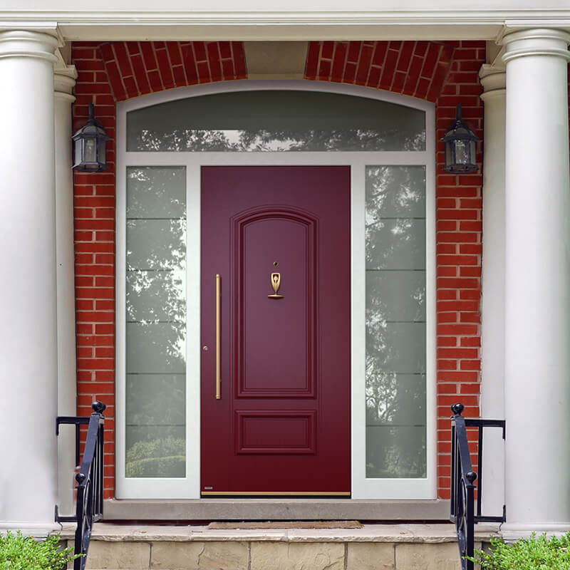 Puerta de entrada roja con ornamentos